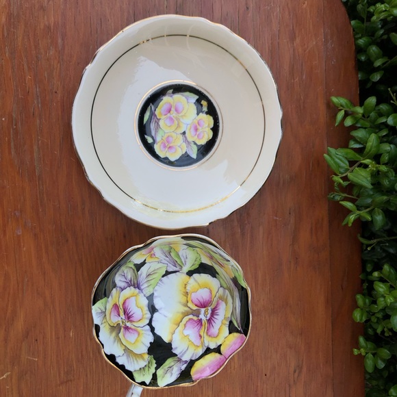 Paragon Double Warrant Tea Cup Saucer Pansies Pansy Black England HM Que… - Picture 10 of 11